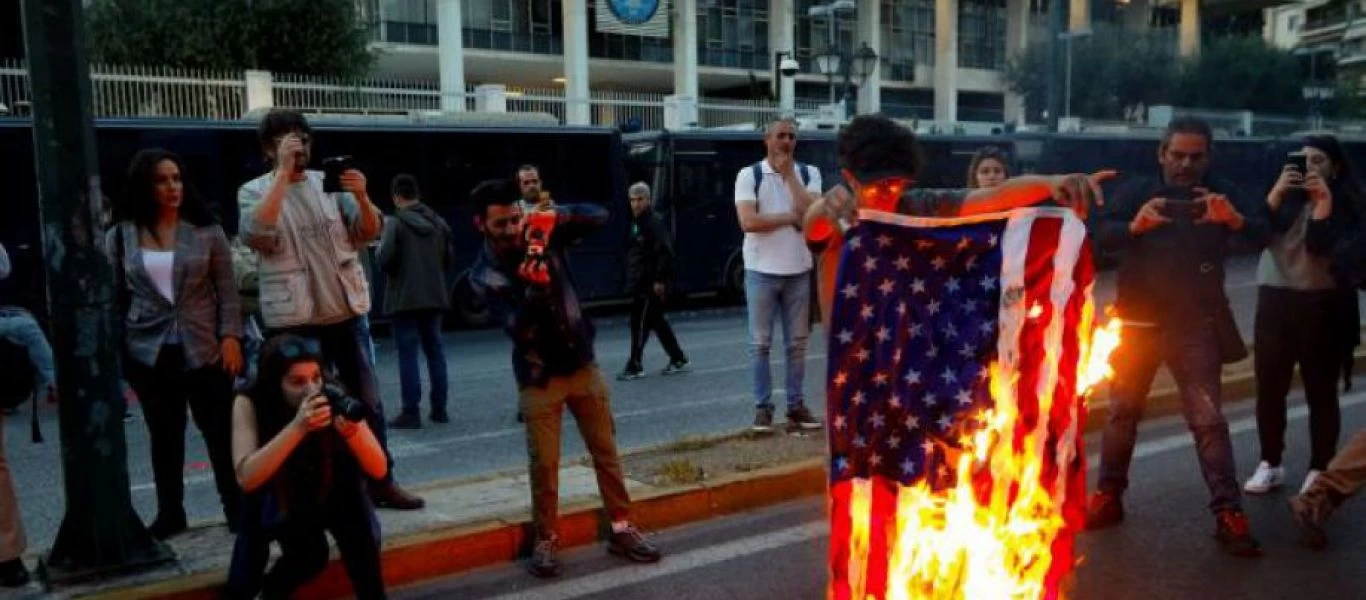 Θεσσαλονίκη: Έκαψαν την αμερικανική σημαία σε συγκέντρωση υπέρ της Κούβας (βίντεο)